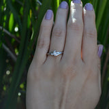 Anillo de compromiso con diamante de laboratorio central de .20ct corte brillante y 2 diamantes naturales laterales elaborado en oro blanco de 10k