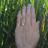 Anillo de compromiso con diamante de laboratorio de .30ct corte brillante con certificado IGI y 2 diamantes naturales laterales elaborado en oro amarillo de 14k