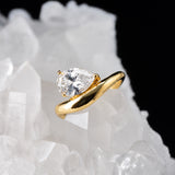 Anillo de compromiso con diamante de laboratorio central de 2.0ct corte gota con certificado IGI elaborado en oro amarillo 14k
