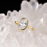 Anillo de compromiso con diamante de laboratorio central de 2.0ct corte oval con certificado IGI elaborado en oro amarillo 14k