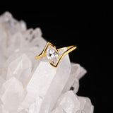 Anillo de compromiso con diamante de laboratorio central de 1.0ct corte marquise con certificado IGI elaborado en oro amarillo 14k