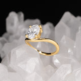 Anillo de compromiso con diamante de laboratorio central de 1.5ct corte oval con certificado IGI elaborado en oro amarillo 14k