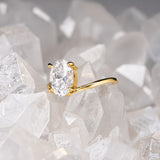 Anillo de compromiso con diamante de laboratorio central de 1.5ct corte oval con certificado IGI elaborado en oro amarillo 14k