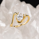 Anillo de compromiso con diamante natural de 1.0ct corte oval con certificación GIA y 1 diamante natural lateral elaborado en oro amarillo de 14k