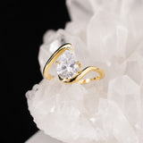 Anillo de compromiso con diamante de laboratorio central de 2.0ct corte gota con certificado IGI elaborado en oro amarillo 14k