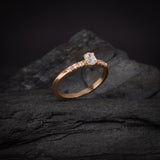 Anillo de compromiso con diamante natural de .30ct corte oval y 6 diamantes laterales elaborado en oro rosa de 14k