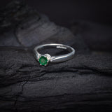 Anillo de compromiso con esmeralda natural de .20ct corte brillante elaborado en plata .925