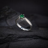 Anillo de compromiso con esmeralda natural de .20ct corte brillante elaborado en plata .925