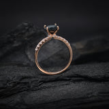 Anillo de compromiso con diamante negro natural central de 1.5ct corte brillante y 20 diamantes naturales laterales elaborado en oro rosa de 14k