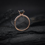 Anillo de compromiso con diamante negro natural central de 1.5ct corte brillante y 20 cristales laterales elaborado en oro rosa de 14k