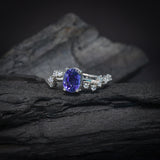 Anillo de compromiso con zafiro natural AAAA de 1.0ct corte oval y 12 diamantes naturales laterales elaborado en oro blanco de 14k