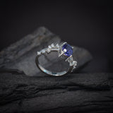 Anillo de compromiso con zafiro natural AAAA de 1.0ct corte oval y 12 diamantes naturales laterales elaborado en oro blanco de 14k