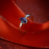 Anillo de compromiso con zafiro natural corte gota elaborado en oro blanco de 14k