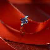 Anillo de compromiso con zafiro natural corte gota elaborado en oro blanco de 14k