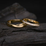 Par de argollas de matrimonio macizas de 4mm y 3mm con incrustación de 23 diamantes naturales (mitad de la pieza) elaboradas en oro amarillo de 18k