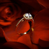 Anillo de compromiso con diamante natural central de 1.0ct corte brillante con certificación GIA y 32 diamantes naturales laterales elaborado en oro amarillo de 14k