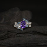 Anillo de compromiso con amatista natural corte oval de 1.0ct y topacios naturales laterales elaborado en oro blanco de 14k