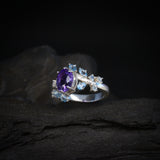 Anillo de compromiso con amatista natural corte oval de 1.0ct y topacios naturales laterales elaborado en oro blanco de 14k