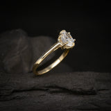 Anillo de compromiso con diamante de laboratorio de 1.5ct corte oval con certificado IGI elaborado en oro amarillo de 14k