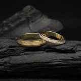 Par de argollas de matrimonio macizas de 4.5mm y 3.5mm con incrustación de 25 diamantes naturales (tres cuartos de pieza) elaboradas en oro amarillo de 18k