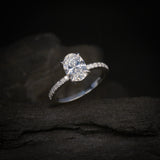 Anillo de compromiso con moissanita de 1.0ct corte oval con certificado GRA y 14 moissanitas laterales elaborado en oro blanco de 14k
