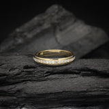 Par de argollas de matrimonio macizas de 4.5mm y 3.5mm con incrustación de 25 diamantes naturales (tres cuartos de pieza) elaboradas en oro amarillo de 18k