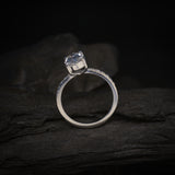 Anillo de compromiso con moissanita de 1.0ct corte oval con certificado GRA y 14 moissanitas laterales elaborado en oro blanco de 14k