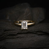 Anillo de compromiso con diamante de laboratorio de 1.0ct corte esmeralda con certificado IGI elaborado en oro amarillo de 14k