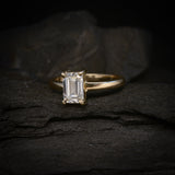 Anillo de compromiso con diamante natural de 1.0ct corte esmeralda con certificación GIA elaborado en oro amarillo de 14k