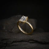 Anillo de compromiso con diamante natural de 1.0ct corte esmeralda con certificación GIA elaborado en oro amarillo de 14k