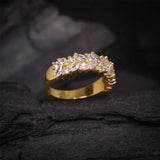 Argolla de matrimonio maciza de 6mm con incrustación de cristales (mitad de la pieza) elaborada en oro amarillo de 14k