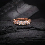 Argolla de matrimonio maciza de 6mm con incrustación de cristales (mitad de la pieza) elaborada en oro rosa de 14k