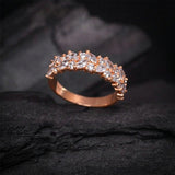 Argolla de matrimonio maciza de 6mm con incrustación de cristales (mitad de la pieza) elaborada en oro rosa de 14k