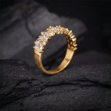 Argolla de matrimonio maciza de 6mm con incrustación de cristales (mitad de la pieza) elaborada en oro amarillo de 14k