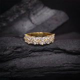 Argolla de matrimonio maciza de 6mm con incrustación de cristales (mitad de la pieza) elaborada en oro amarillo de 14k