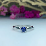 Anillo de compromiso con zafiro natural de .20ct corte brillante elaborado en oro blanco de 10k