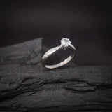 Anillo de compromiso con diamante de laboratorio de .50ct corte brillante con certificado IGI elaborado en plata .925