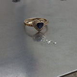 Anillo de compromiso con zafiro natural de .50ct corte corazón y 25 diamantes naturales laterales elaborado en oro amarillo de 14k