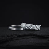 Par de argollas de matrimonio macizas de 2mm y 4mm con incrustación de cristales (mitad de la pieza) elaboradas en oro blanco de 10k