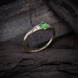 Anillo de compromiso con esmeralda natural de .20ct corte brillante y 2 cristales laterales elaborado en plata .930