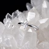 Anillo de compromiso con diamante de laboratorio de .50ct corte marquise con certificado IGI elaborado en oro blanco de 14k