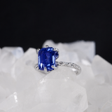 Anillo de compromiso con zafiro natural de 1.0ct corte esmeralda y 2 moissanitas laterales elaborado en oro blanco de 14k
