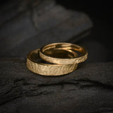 Par de argollas de matrimonio macizas de 2.5mm y 4.5mm elaboradas en oro amarillo de 10k