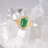 Anillo de compromiso con esmeralda natural de 1.0ct corte esmeralda y 4 diamantes naturales laterales elaborado en oro amarillo de 14k