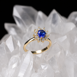 Anillo de compromiso con zafiro natural de .50ct corte brillante y 10 diamantes naturales elaborado en oro amarillo de 14k
