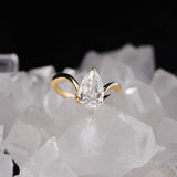 Anillo de compromiso con diamante de laboratorio central de 1.5ct corte gota con certificado IGI elaborado en oro amarillo 14k