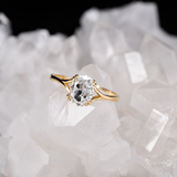 Anillo de compromiso con diamante de laboratorio central de 1.0ct corte oval con certificado IGI elaborado en oro amarillo 14k