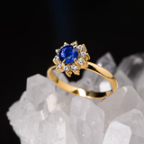 Anillo de compromiso con zafiro natural de .50ct corte brillante y 10 diamantes naturales elaborado en oro amarillo de 14k