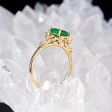 Anillo de compromiso con esmeralda natural de 1.0ct corte esmeralda y 4 diamantes naturales laterales elaborado en oro amarillo de 14k