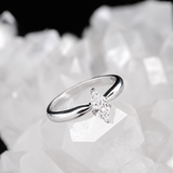 Anillo de compromiso con diamante de laboratorio de .50ct corte marquise con certificado IGI elaborado en oro blanco de 14k